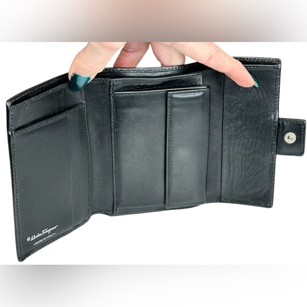 AUTH SALVATORE FERRAGAMO GANCINI LEATHER EMBOSSED LOGO COMPACT WALLET EUC - Picture 7 of 11